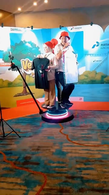 Peserta event berpose di atas platform video booth 360proid.com